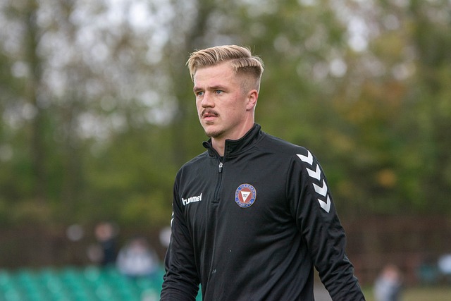 则由亨德森 则由亨德森